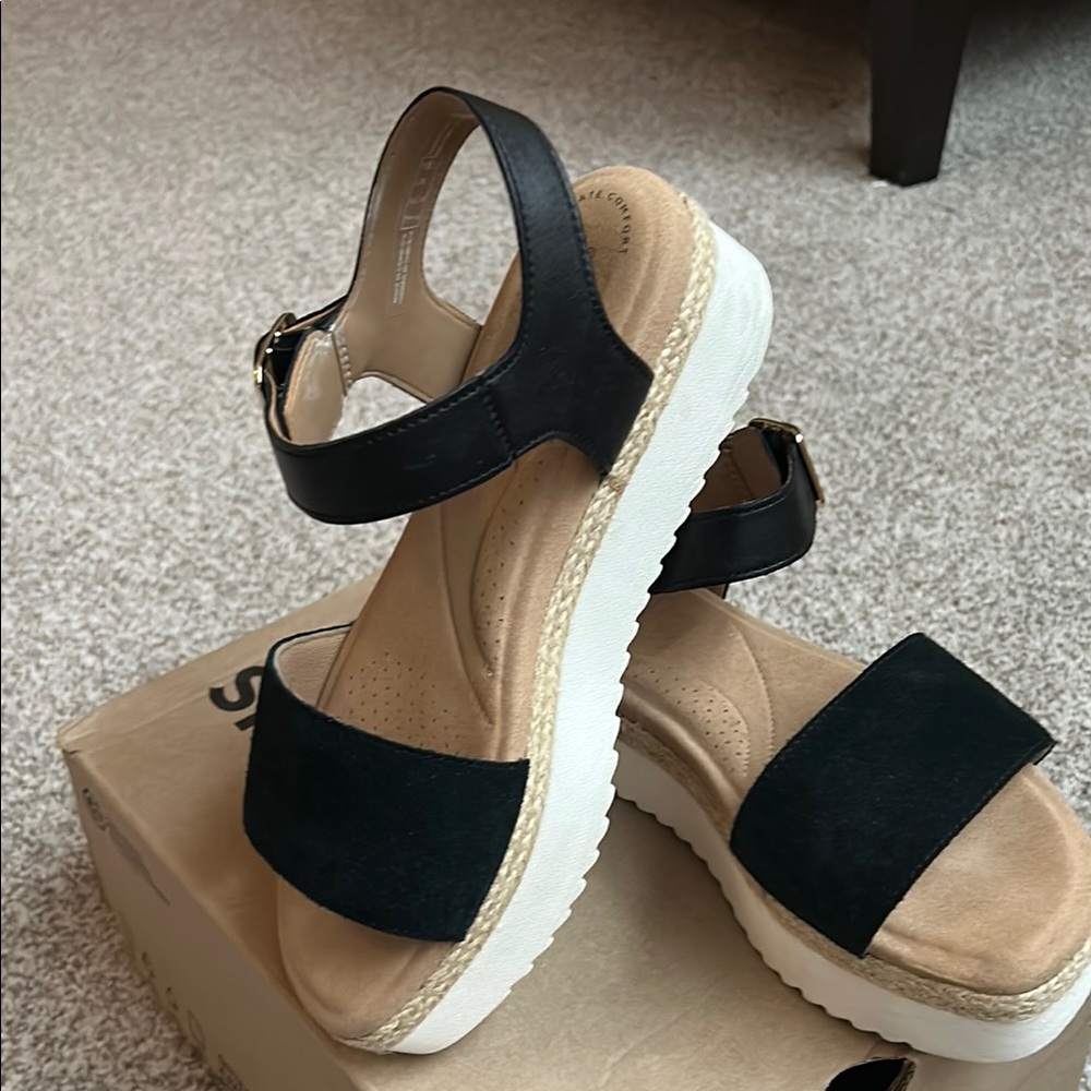 Clark’s Collection “Lana Shore” Casual Blank Suede Sandals. 7.5. Like new.